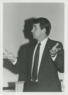 1988-Pat gives speech